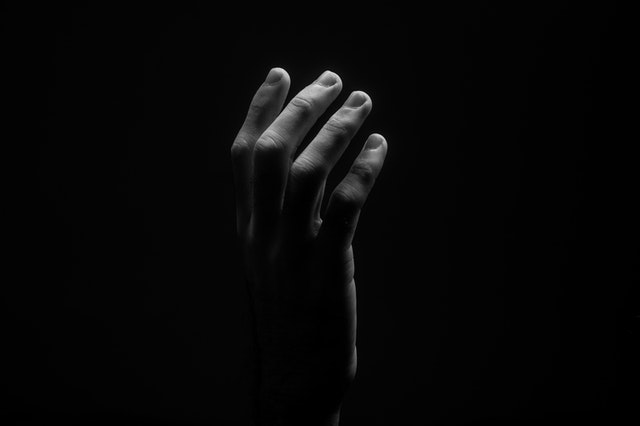 鄭爽其實挺可憐的，不是因為“代孕棄養(yǎng)”，而是以訛傳訛的看客